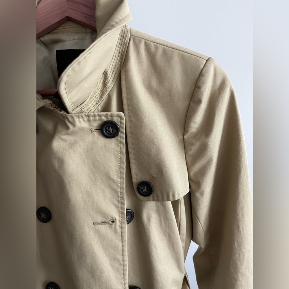 Woman’s trench coat.Size 8-10.Marked 10.Very good!Very little worn.See photos.